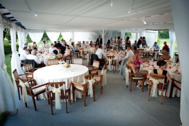 Svadobná hostina s hosťami vo veľkom party stane
