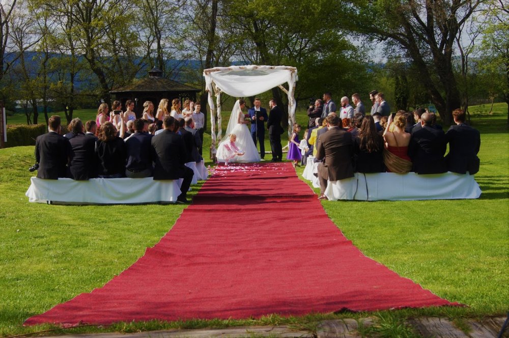 Svadba v Bratislave a pri Bratislave môže mať atmosféru, štýl aj pokoj: objavte svadobný web plný inšpirácie